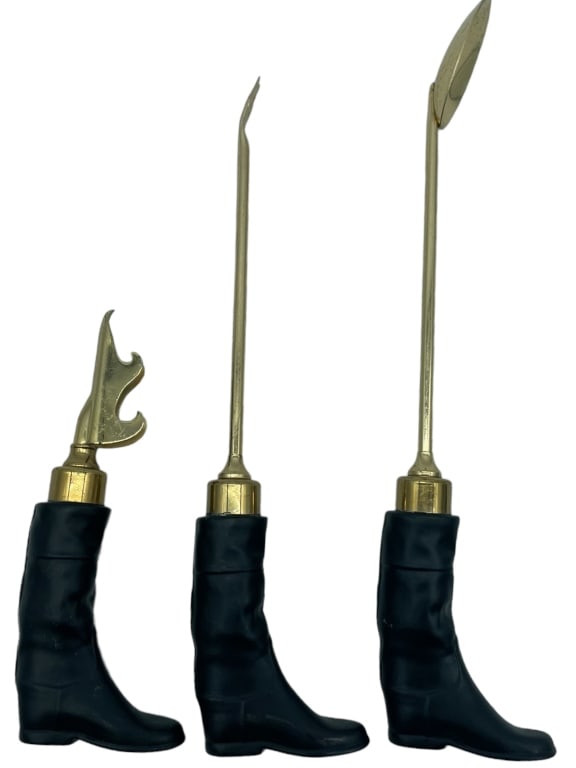 POLO BOOTS THEMED BAR UTENSILS (3): -POLO BOOT THEMED BAR UTENSILS (3)-1 FONDUE FORK -1 MIXING POON -1 BOTTLE OPENER -VERY GOOD CONDITION -JR SR BAC CBY 10/10 Bidders may pick up their items from the auction-house or have their items sh