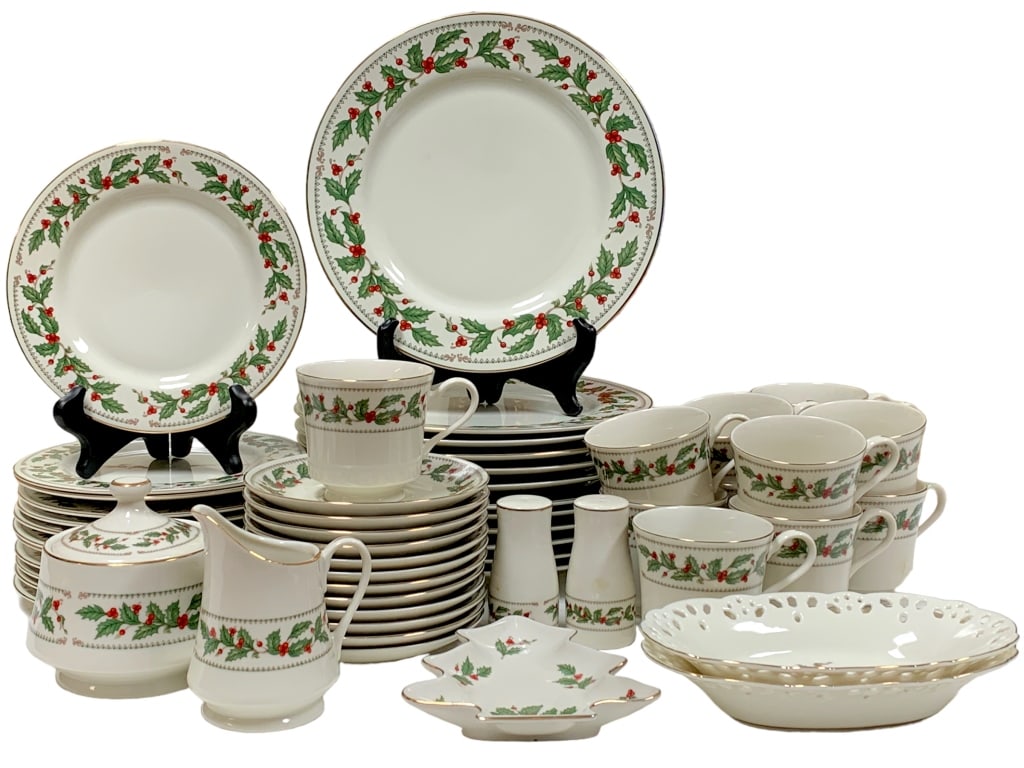 IVORY HOLLY CHRISTMAS THEMED BONE CHINA SET: -IVORY HOLLY CHRISTMAS THEMED BONE CHINA SET BY THE CELLAR -SET INCLUDES: -(12) DINNER PLATES 10"-(12) SALAD PLATES 7.5"-(12) TEA / COFFEE CUPS-(12) TEA CUP SAUCERS 5"- 2 CONDIMENT BOWLS -1 SALT & 1 P
