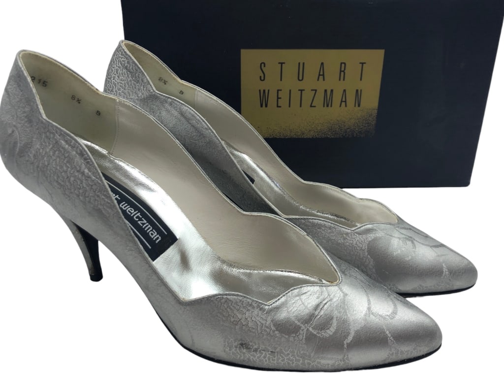 STUART WEITZMAN SCALLOP SILVER EDGED HEELS, SZ 8.5: STUART WEITZMAN SCALLOP SILVER EDGED HEELS, SZ 8.5 Bidders may pick up their items from the auction-house or have their items shipped.Appointments are required for local pickups.Same-day appointments