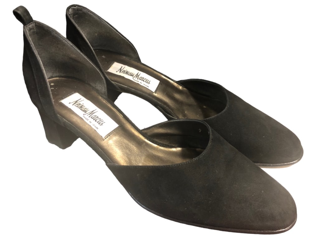 NEIMAN MARCUS BLACK SUEDE HEELS, SZ 9: NEIMAN MARCUS BLACK SUEDE HEELS, SZ 9 "TIMELESS"