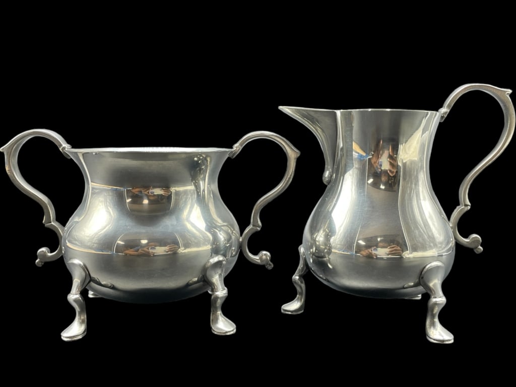 WILLIAMSBURG FOOTED CREAM & SUGAR DISHES (2): -WILLIAMSBURG FOOTED CREAM & SUGAR DISHES (2) -SET OF 2-VERY GOOD CONDITION -JR BTQ GLS CAB 10/7 Bidders may pick up their items from the auction-house or have their items shipped.Appointments are req