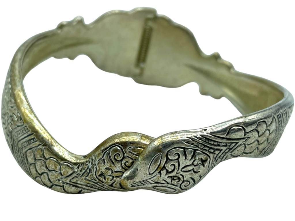 VTG PECKHAM SNAKE BRACELET 2.5": -VTG PECKHAM SNAKE BRACELET -SIZE: 2.5"-JR SR 10/18 Bidders may pick up their items from the auction-house or have their items shipped. Appointments are required for local pickups. Same-day appointmen