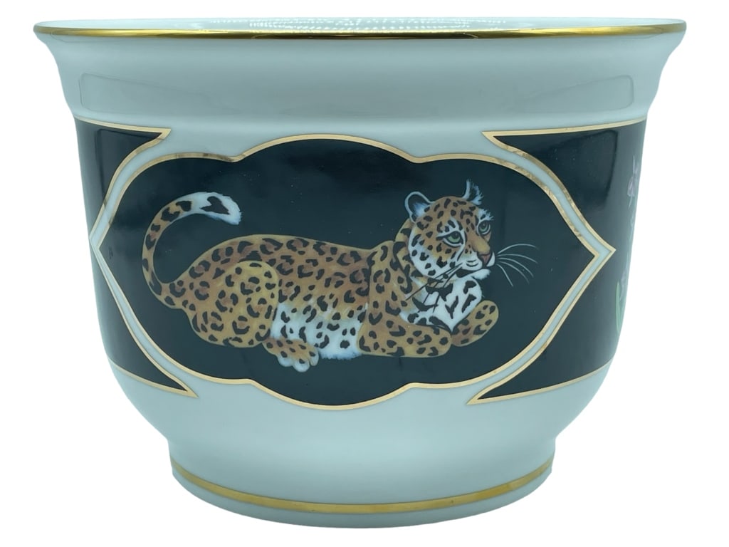LYNN CHASE JAGUAR JUNGLE GILDED BOWL 6": -LYNN CHASE JAGUAR JUNGLE GILDED PORCELAIN BOWL -SIZE: 6" X 6" -VERY GOOD CONDITION -JR SR BAC CAB 10/20 Bidders may pick up their items from the auction-house or have their items shipped.Appointments