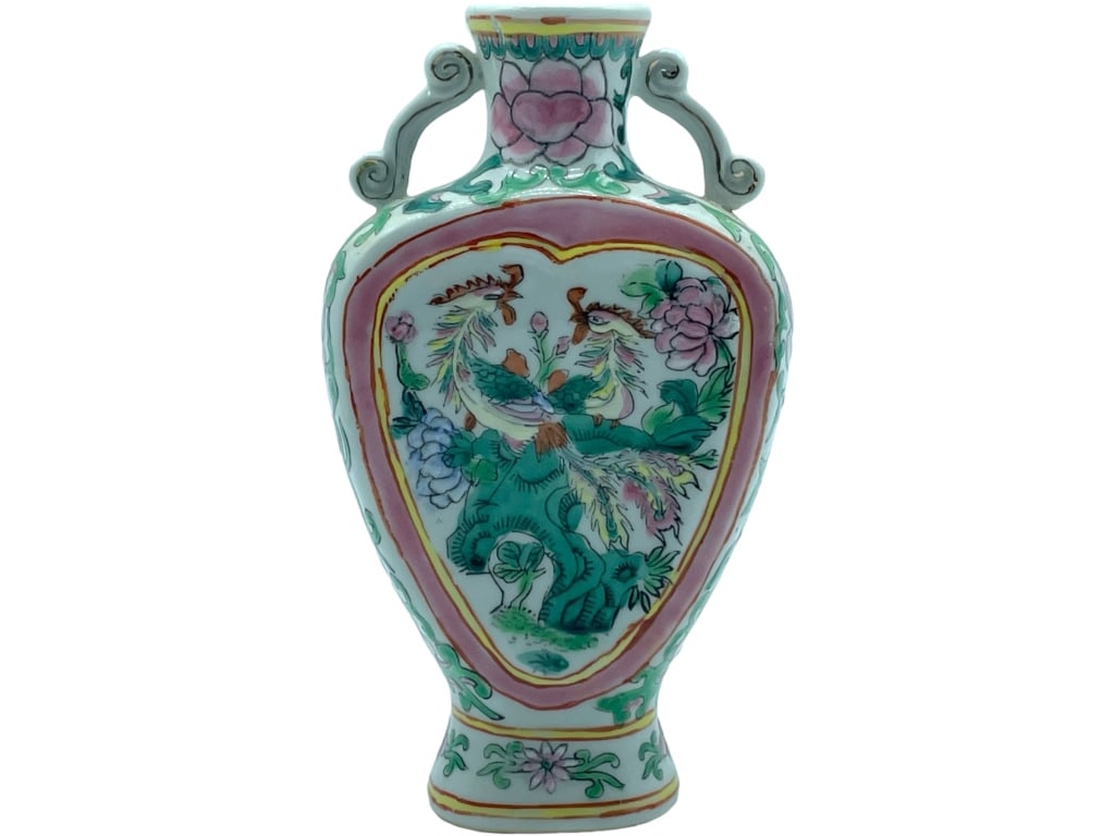 VTG CHINESE FAMILLE ROSE PORCELAIN BUD VASE 6": -VTG CHINESE FAMILLE ROSE PORCELAIN BUD VASE -SIZE: 6" X 3" GOOD PREOWNED CONDITION -JR SR BAC CAB 10/20 Bidders may pick up their items from the auction-house or have their items shipped.Appointments