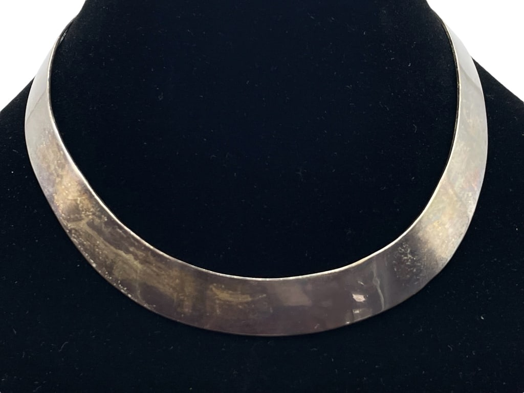 VTG STERLING SILVER TORC COLLAR NECKLACE 6" (56g): -VTG STERLING SILVER TORC COLLAR NECKLACE-SIZE: 6"D-TOTAL WEIGHT: (56g) -PREOWNED CONDITION -JR SR CSE 10/24 Bidders may pick up their items from the auction-house or have their items shipped. Appoint
