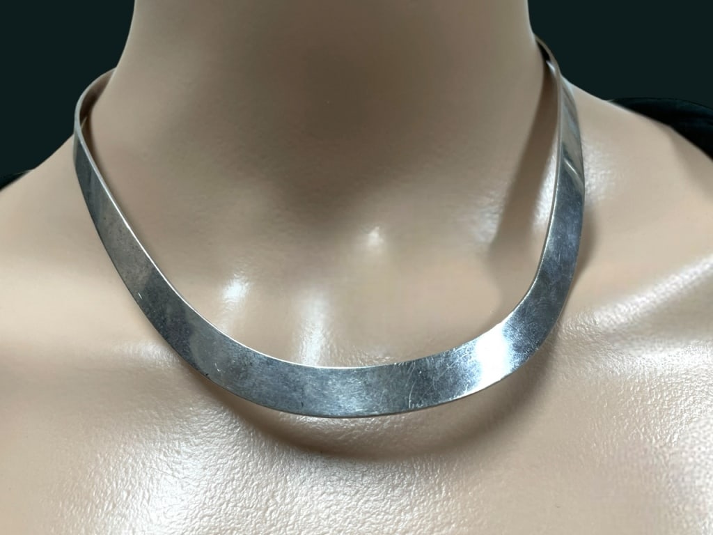 STERLING SILVER CHOKER NECKLACE 34G: STERLING SILVER CHOKER NECKLACE | WOMEN'S LUXURY JEWELRY-6" DIAMETER APPROX-34 GRAMS TOTAL WEIGHT-VERY GOOD PRE OWNED CONDITION-DP102423STORE Bidders may pick up their items from the auction-house or 