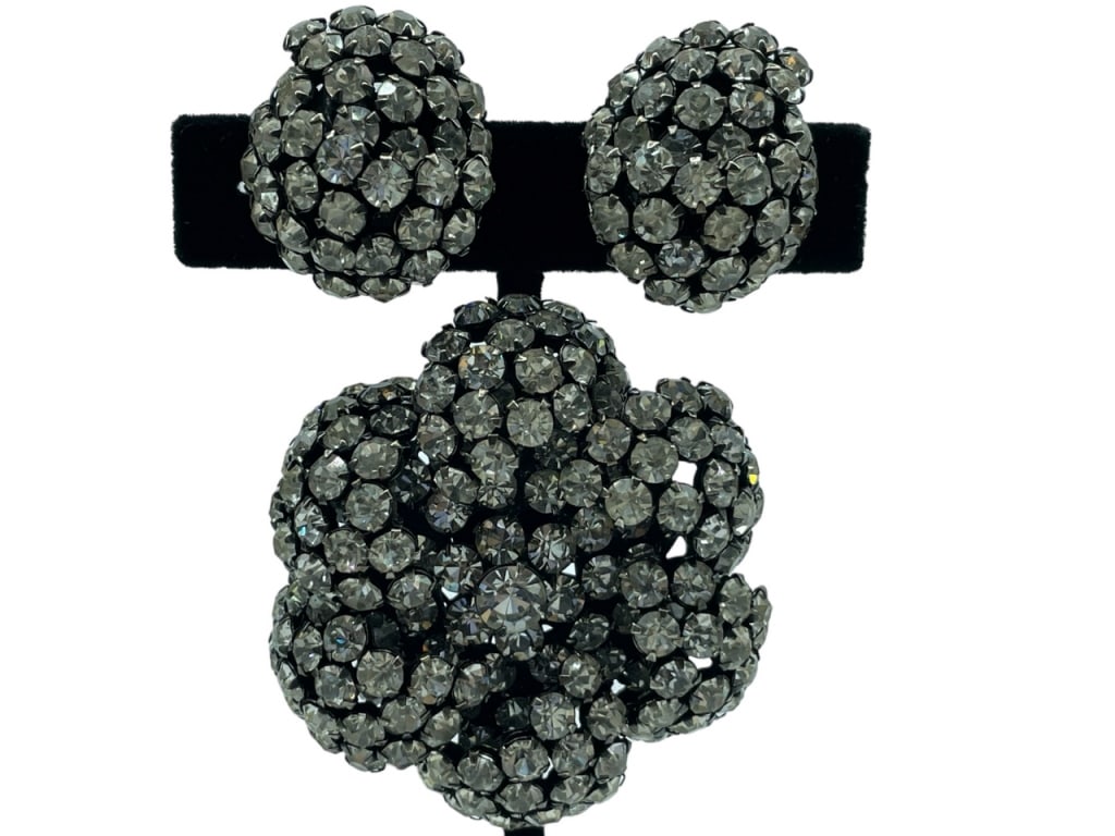 VTG CLUSTER CLIP EARRINGS & BROOCH SET (2) (1 of 3)