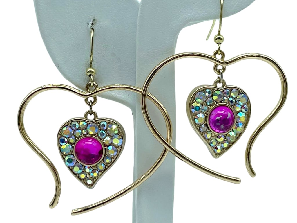 BETSEY JOHNSON HEART DROP EARRINGS: -BETSEY JOHNSON HEART DROP EARRINGS -BREAKING HEARTS -GOOD CONDITION -JR SR 10/27