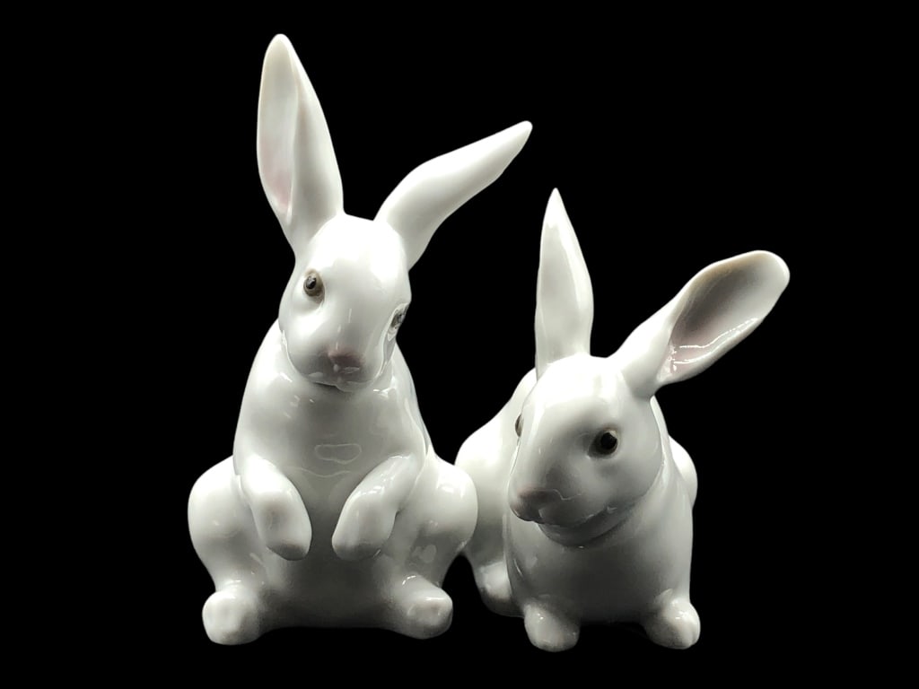 LLADRO RABBIT "SITTING BUNNY" PAIR: - LLADRO RABBIT "SITTING BUNNY" PAIR - SIZE BUNNY1: 5"H, BUNNY2: 4.5"W X 3.5"H- VERY GOOD PRE OWNED CONDITION- GF SR 10/27/23