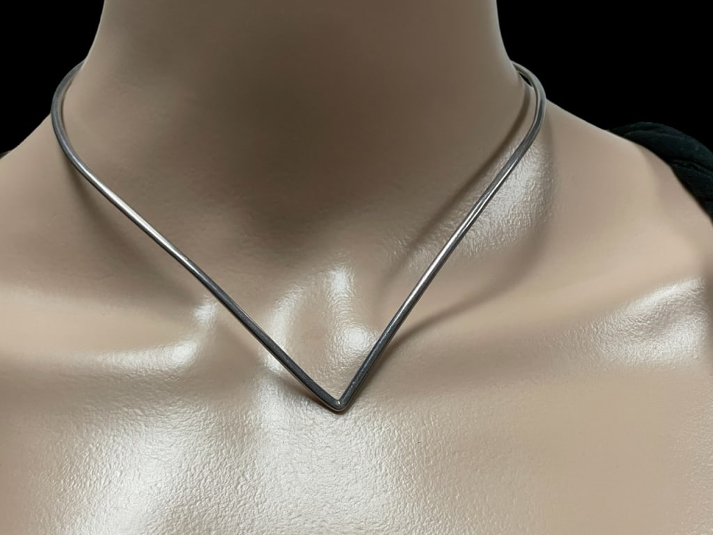 STERLING SILVER COLLAR NECKLACE 16G: STERLING SILVER COLLAR NECKLACE | WOMEN'S LUXURY JEWELRY-16 GRAMS-5" DIAMETER APPROX-VERY GOOD PRE OWNED CONDITION-DP102423STORE