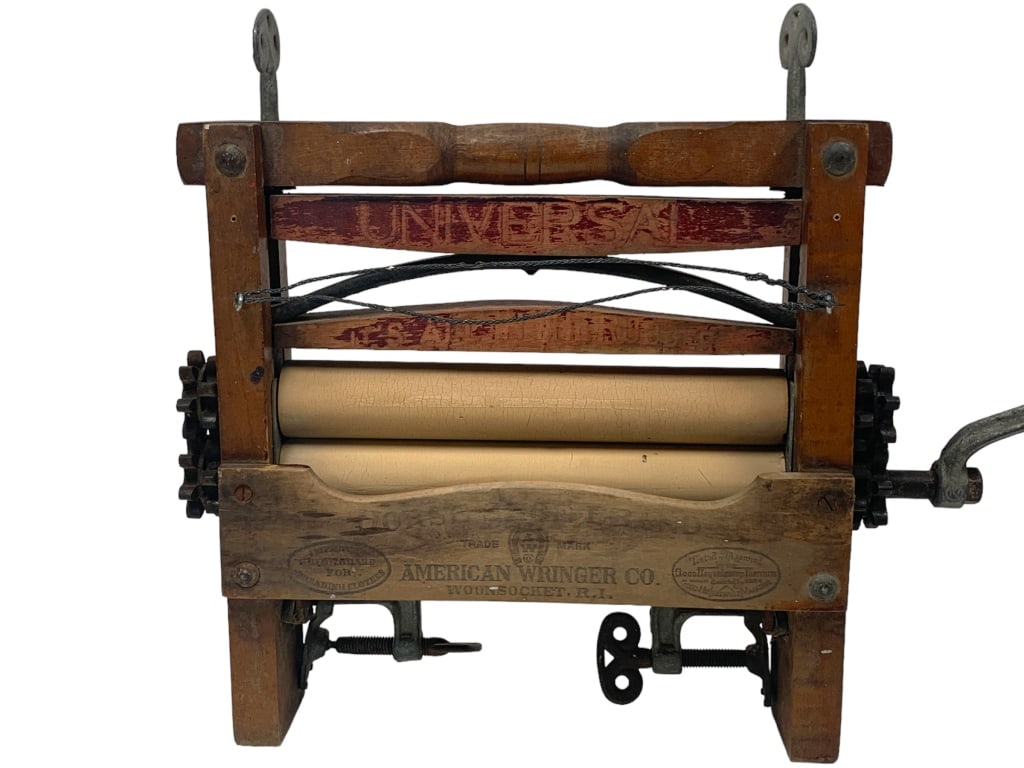 ANTIQ HOSE SHOE BRAND LAUNDRY WRINGER 18": -ANTIQ HOSE SHOE BRAND LAUNDRY WRINGERF OR WASHER No.361-SIZE: 18" X 16" -PREOWNED ANTIQUE CONDITION -WEAR CONSISTENT WITH AGE AND USE
