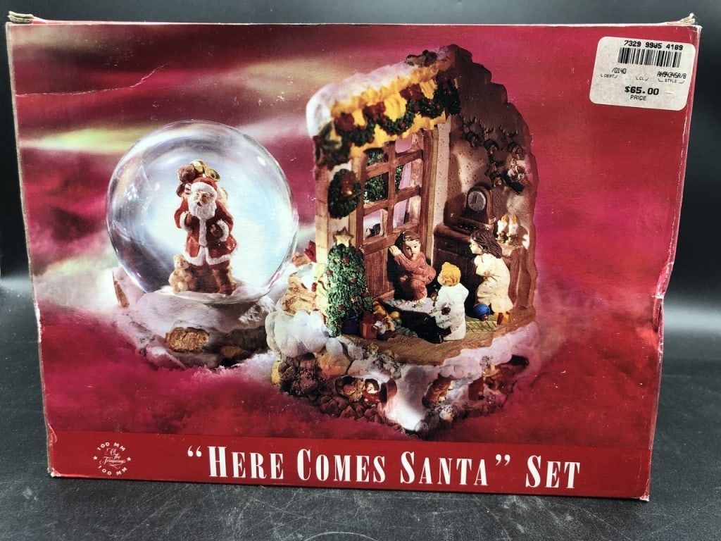 "HERE COMES SANTA" 2 PIECE SET: "HERE COMES SANTA" 2 PIECE SET IN ORIGINAL BOX SNOW GLOBE & WREATH FRONT DOOR