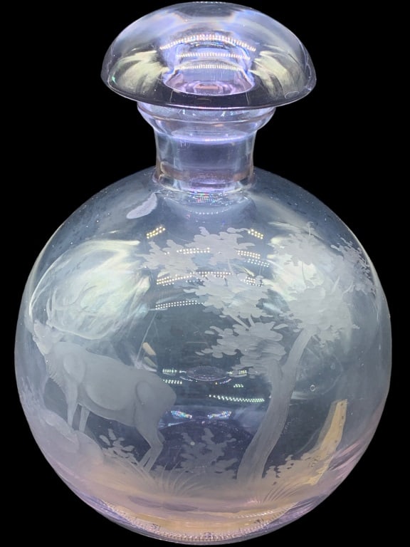 VTG ETCHED GLASS STAGHORN DECANTER 8": VTG ETCHED GLASS STAGHORN DECANTER -SIZE: 8"T X 6"W-GOOD CONDITION -HOME / OFFICE / BARWARE DECOR -JR SR WHT CAB 06/12