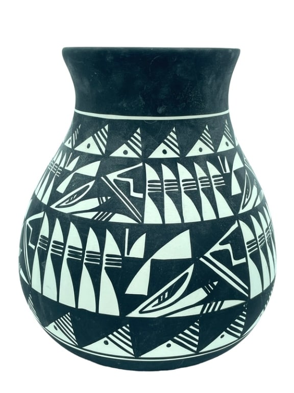 UTE MOUNTAIN POTTERY VASE SIGNED MANNING (1 of 6)
