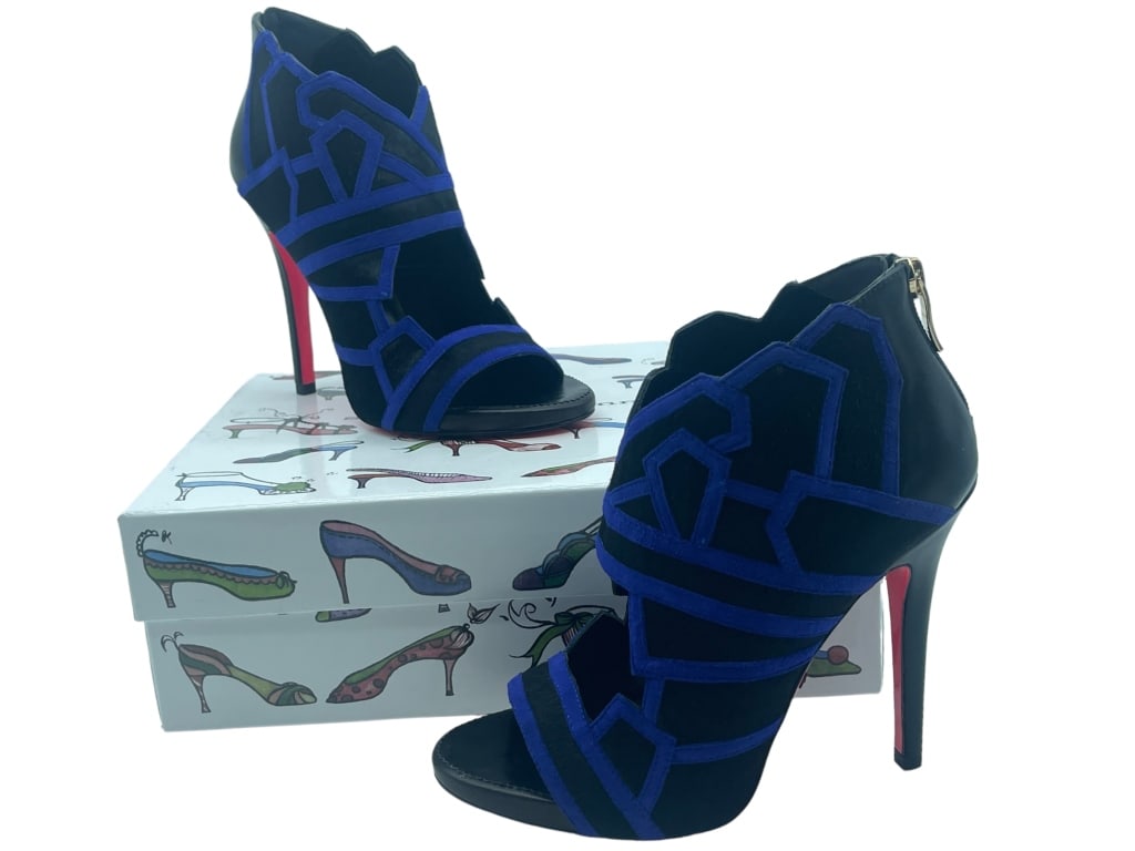 NEW SUECOMMA BONNIE BLACK AND BLUE HEELS $1095: NEW SUECOMMA BONNIE BLACK AND BLUE HEELS $1095 -BRAND NEW WITH DUSTBAG-RETAIL $1095-SZ 36-4 1/2" HEEL-BLACK LEATHER LOOKS LIKE HORSE HAIR-FROM WORTH AVENUE STORE LIQUIDATION