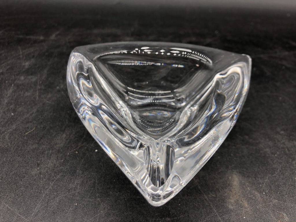 SMALL DISCREET LEADED GLASS ASH TRAY: SMALL DISCREET LEADED GLASS ASH TRAY