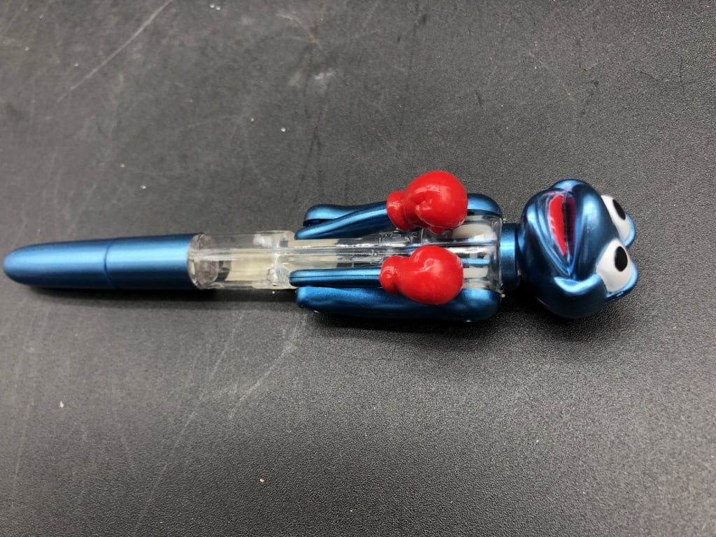 ROBOT PEN WITH MOVEABLE ARMS: ROBOT PEN WITH MOVEABLE ARMS