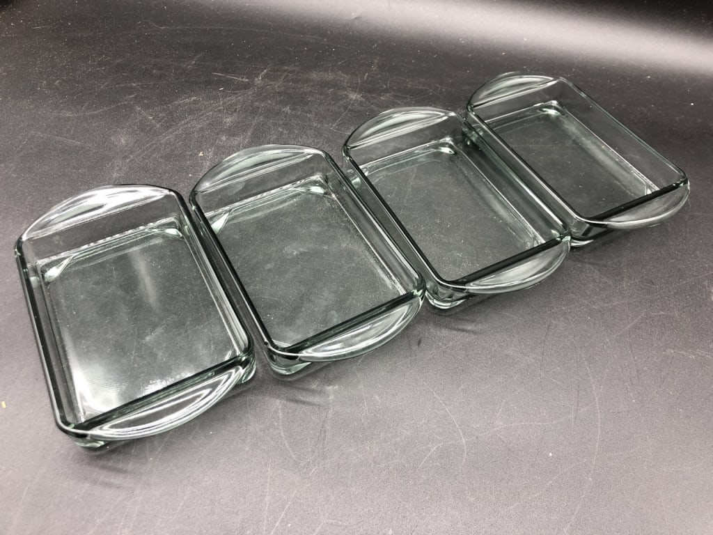 PYREX RECTANGULAR HANDLED  GLASS SERVING  DISHES (1 of 2)