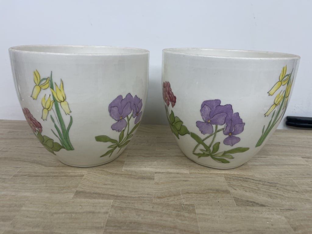 PAIR  VINTAGE HANDPAINTED PLANTERS MADE IN ITALY (1 of 4)