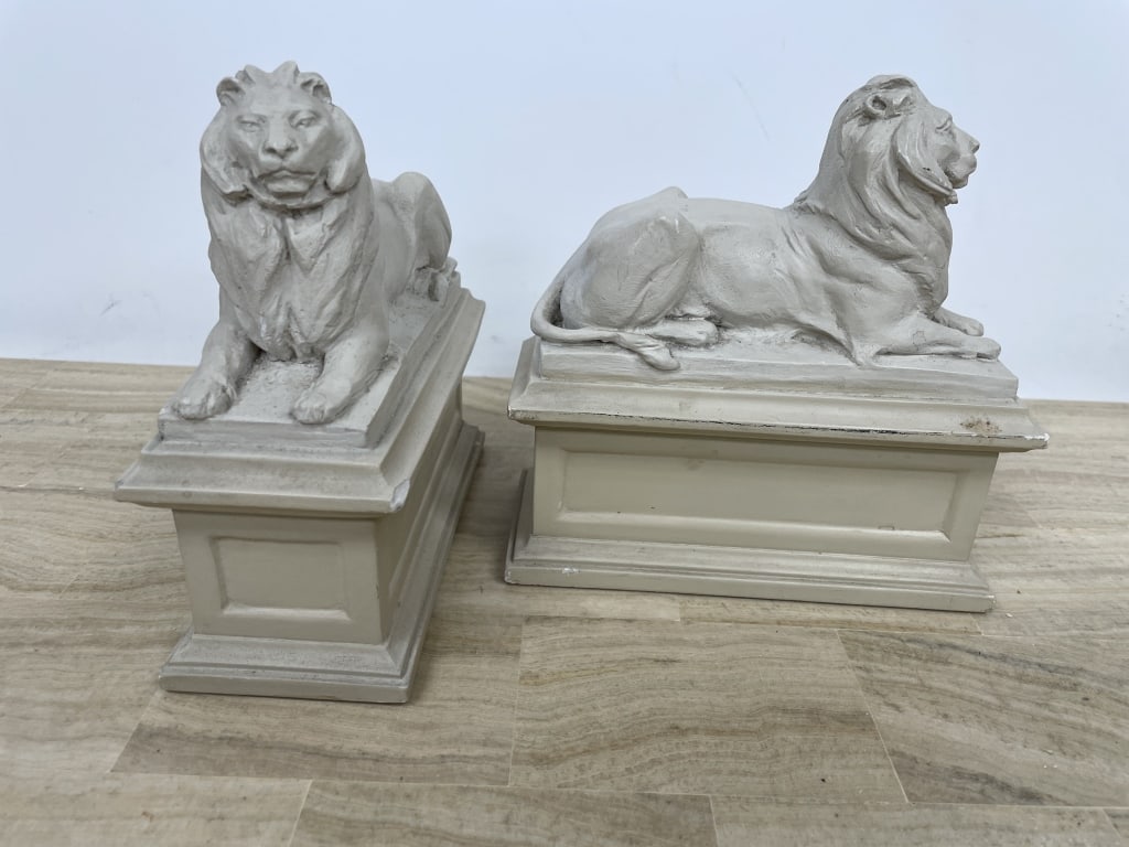 VINTAGE PAIR OF LION BOOKENDS (1 of 3)