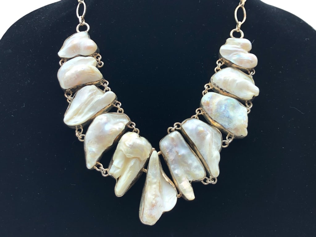 NEW! MOTHER OF PEARL STATEMENT NECKLACE: - NEW! MOTHER OF PEARL STATEMENT NECKLACE - IRIDESCENT BIWA PEARLS WITH STERLING SILVER SETTING - BAR CLASP- GF 11/28/23 Bidders may pick up their items from the auction-house or have their items ship
