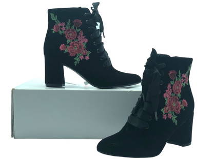 NEW IN BOX ISAAC MIZRAHI "DELILAH" BOOTS SIZE 6.5: - NEW IN BOX ISAAC MIZRAHI "DELILAH" BOOTS SIZE 6.5 - COMES WITH BOX, PINK LACE HANDLE FOR CARRYING- SIZE: US WOMENS 6.5 MEDIUM- BLACK VELVET WITH FLORAL EMBROIDERY- GF 11/29/23