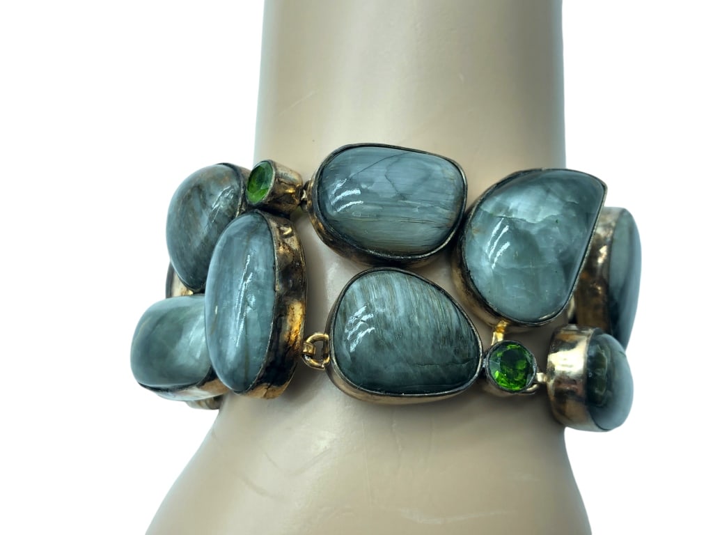 NEW! LABRADORITE AND CRYSTAL BRACELET: - NEW! LABRADORITE AND CRYSTAL BRACELET - SET IN STERLING SILVER | BAR CLASP- ABOUT 8" IN LENGTH- GF 11/28/23