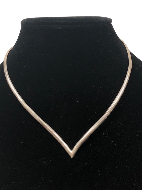 VINTAGE STERLING SILVER "V" NECKLACE (1 of 2)