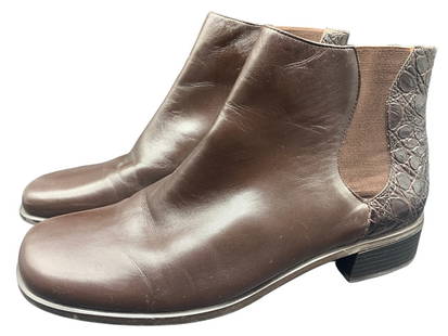 TAHARI BROWN LEATHER ANKLE BOOTS MADE IN BRAZEL: TAHARI BROWN LEATHER ANKLE BOOTS MADE IN BRAZEL -ALMOST NEW CONDITION