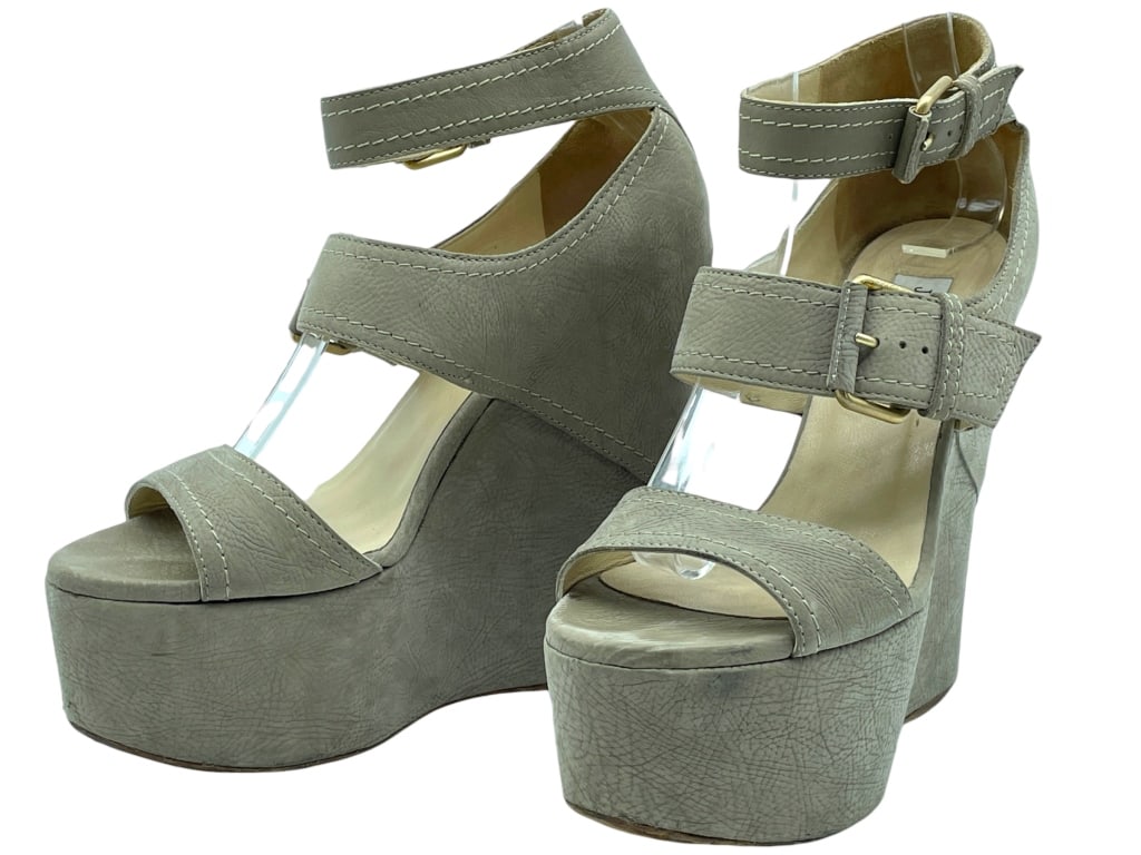 JIMMY CHOO LEORA GREY SUEDE PLATFORM SHOES SZ:7.5: -JIMMY CHOO LEORA GREY SUEDE PLATFORM SHOES -SIZE:7.5 -GOOD PREOWNED CONDITION -JR BTQ 12/05 Bidders may pick up their items from the auction-house or have their items shipped.Appointments are require