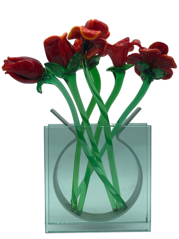 LISA MORI STYLE GLASS VASE WITH GLASS FLOWERS: LISA MORI STYLE GLASS VASE WITH GLASS FLOWERS -GOOD PREOWNED CONDITION (SLIGHT CHIP ON CORNER)-VASE SIZE: 7" X 6.5" X 1.5"-FLOWER LENGTH: 12"-JR BTQ RL GLS CSE 12/05 Bidders may pick up their items fr