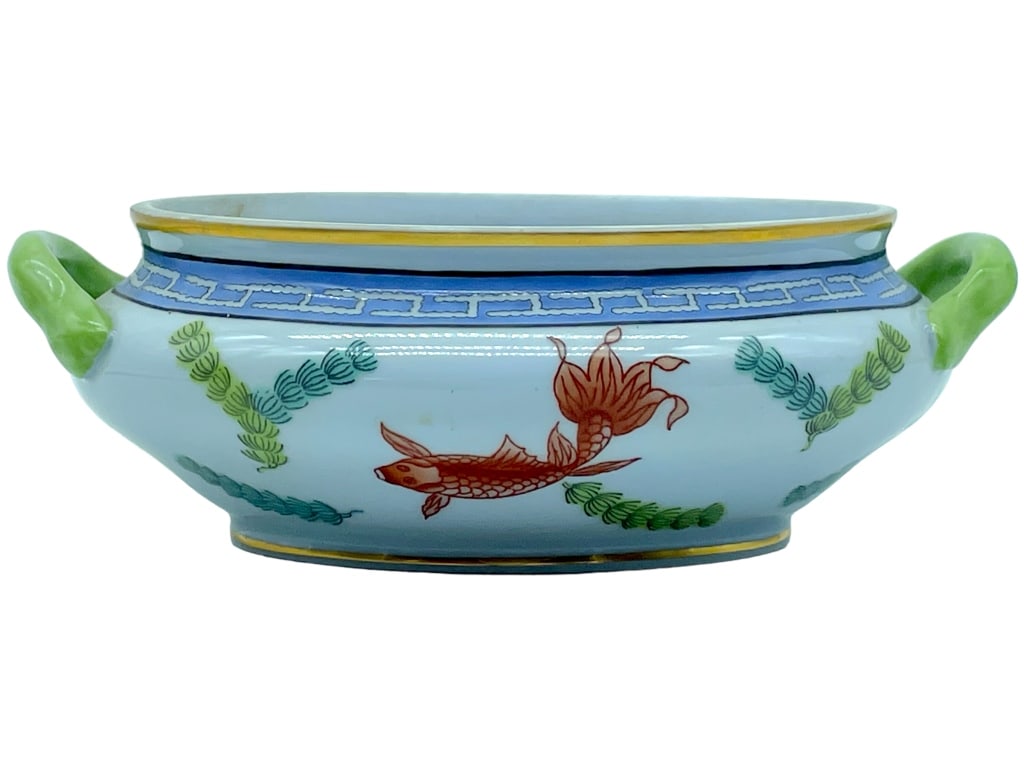 HEREND KEEPSAKE TRINKET DISH 5": -HEREND KEEPSAKE TRINKET DISH-SIZE: 5" X 3"-VERY GOOD CONDITION -JR BTQ GLS CSE 12/11 Bidders may pick up their items from the auction-house or have their items shipped. Appointments are required for 