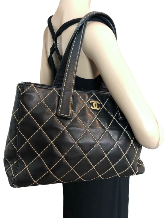CHANEL SURPIQUE BLACK LEATHER  HORIZONTAL TOTE (1 of 5)