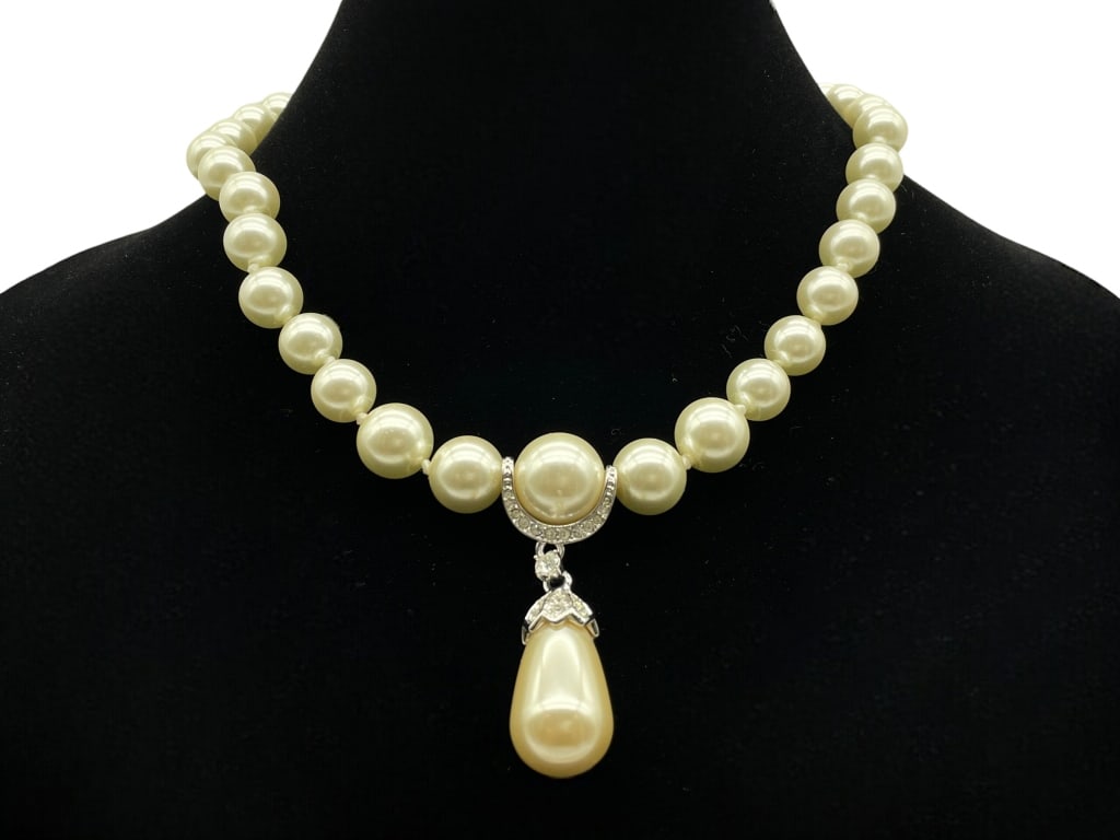 KENNETH J. LANE PEARL DROP STATEMENT NECKLACE 10": -KENNETH J. LANE PEARL DROP STATEMENT NECKLACE -SIZE: 10" -VERY GOOD CONDITION -JR SR 12/21 Bidders may pick up their items from the auction-house or have their items shipped. Appointments are require
