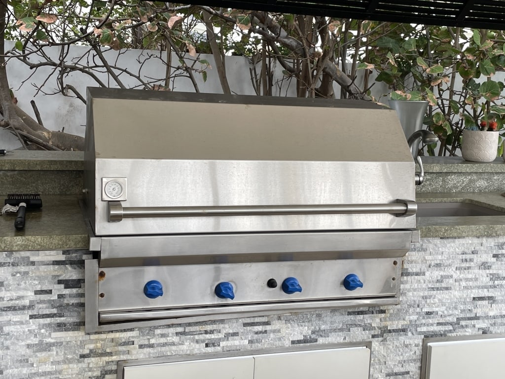 SUB-ZERO OUTDOOR KITCHEN GAS GRILL (1 of 3)