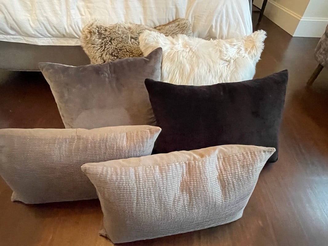 LOT OF ASSORTED PILLOWS 18" (1 of 2)