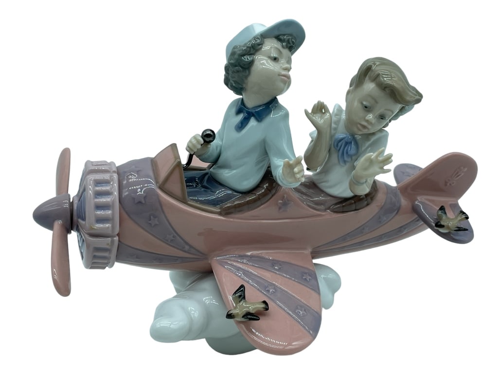 LLADRO "DONT LOOK DOWN" PORCELAIN SCULPTURE 9": -VINATEG LLADRO "DONT LOOK DOWN" GLAZED PORCELAIN SCULPTURE -SIZE: 9"X 6" -VERY GOOD CONDITION -JR BTQ DPLY WND 01/18/24 Bidders may pick up their items from the auction-house or have their items ship