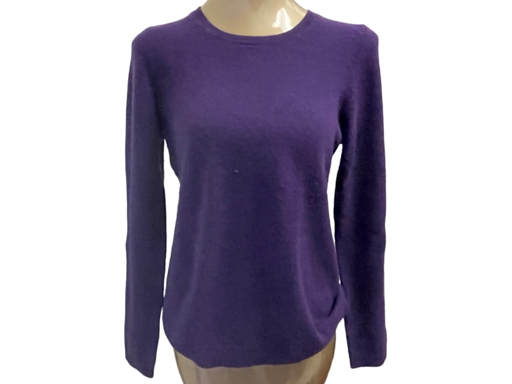 NEW BLOOMINGDALES CASHMERE SWEATER: -NEW BLOOMINGDALES CASHMERE SWEATER-SIZE: L -NEW -JR BTQ 01/17 Bidders may pick up their items from the auction-house or have their items shipped. Appointments are required for local pickups. Same-day