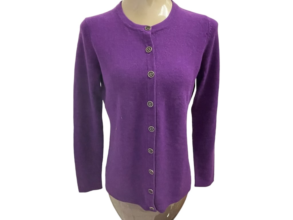 NEW BLOOMINGDALES CASHMERE CARDIGAN SZ:L: -NEW BLOOMINGDALES CASHMERE CARDIGAN SWEATER-SIZE: L -NEW -JR BTQ 01/17 Bidders may pick up their items from the auction-house or have their items shipped.Appointments are required for local pickups.S