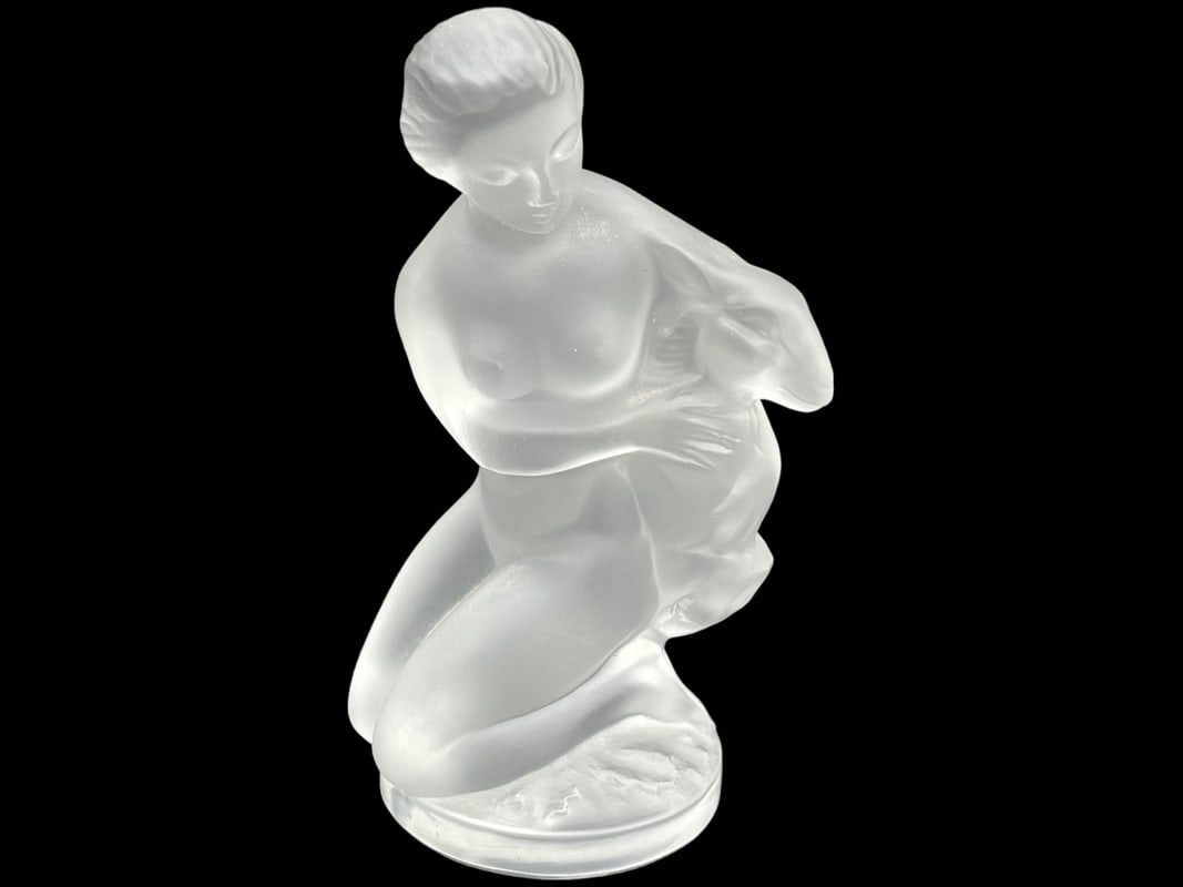 LALIQUE FRANCE DIANA THE HUNTRESS & FAWN FIGURINE: -LALIQUE FRANCE DIANA THE HUNTRESS & FAWN FIGURINE-GOOD PREOWNED CONDITION -SIZE: 4.5" X 2" -JR RL BTQ GLS CSE 11/29 Bidders may pick up their items from the auction-house or have their items shipped.