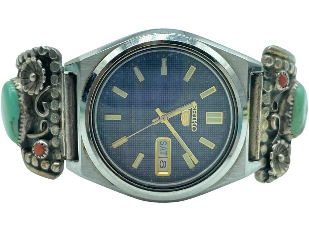 SEIKO STERLING SIGNED WATCH BAND WITH TURQUOISE: SEIKO STERLING SIGNED WATCH BAND WITH TURQUOISE -BACK OF THE WATCHBAND IS STRETCHABLE AND NOT STERLING- SEE PICTURES-ILLEGIBLE SIGNED BY ARTIST--BOX11 Bidders may pick up their items from the auction-