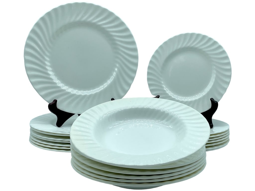 ROYAL DOULTON "CASCADE" CHINA DINNERWARE (22): -ROYAL DOULTON FINE BONE CHINA "CASCADE" DINNERWARE PLATE SET -8 DINNER PLATES 10"-8 SALAD PLATES 7.5"-6 SOUP BOWLS 9"-22 PIECE SET -VERY GOOD CONDITION -SERVING PIECES IN NEXT LOT!-JR BTQ BRN CAB 12/