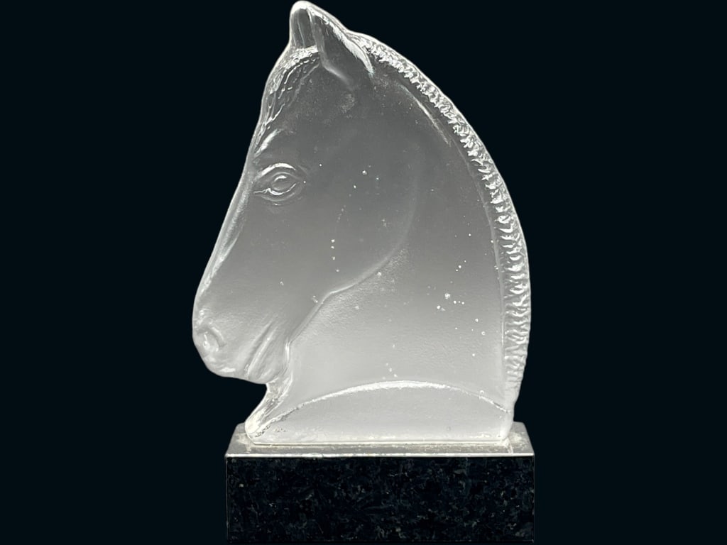 CRYSTAL HORSE HEAD SCULPTURE 9": CRYSTAL HORSE HEAD SCULPTURE ON GRANITE BASE-SIZE: 9" X 5" -VERY GOOD CONDITION -JR BTQ 01/19 Bidders may pick up their items from the auction-house or have their items shipped.Appointments are requir