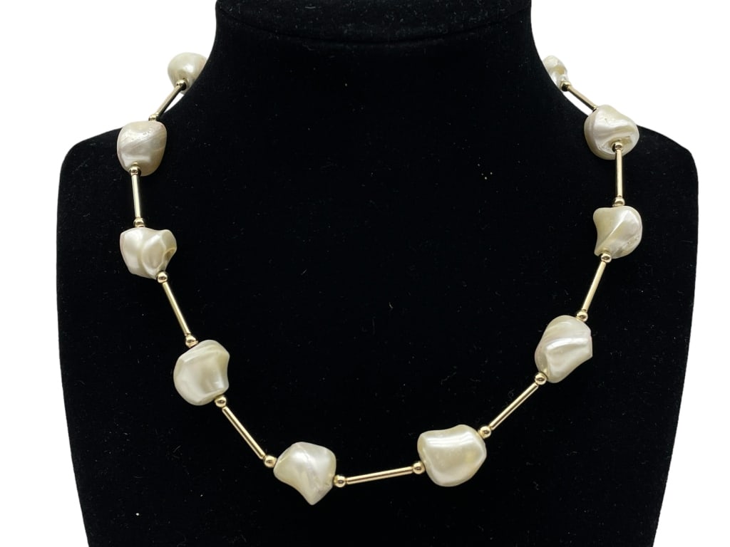 NEW FRESWATER BOROQUE PEARL CHOKER NECKLACE 16": NEW FRESWATER BOROQUE PEARL CHOKER NECKLACE-SIZE: 16"L -NEW-MATCHING BRACELET IN NEXT LOT-JR SR 01/29 Bidders may pick up their items from the auction-house or have their items shipped. Appointments a
