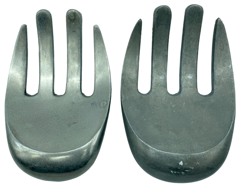 PEDRO FRIEDEBERG STYLE METAL ART HANDS (2) 7": PEDRO FRIEDEBERG STYLE METAL ART HANDS- (2) HANDS-SIZE: 4" X 7" -VERY GOOD CONDITION -JR BTQ 01/19