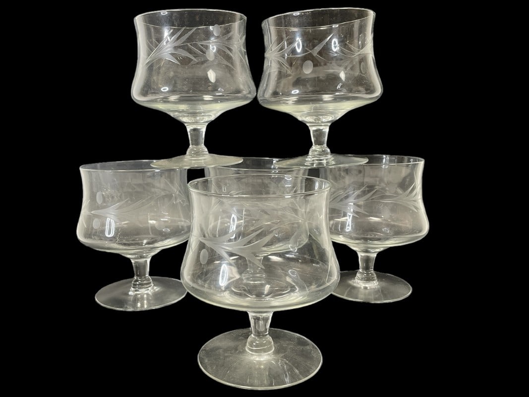 6 FLORAL ETCHED SEAFOOD COCKTAIL GLASSES 4.5": SET OF 6 HAND BLOWN FLORAL ETCHED SEAFOOD COCKTAIL GLASSES -4.5" H -VERY GOOD PRE OWNED CONDITION-DP22924