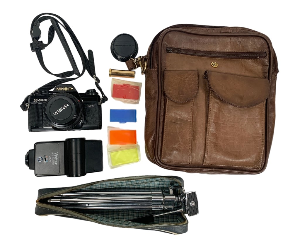 VTG MINOLTA X-700 WITH CAMERA BAG AND TRIPOD LOT (1 of 6)