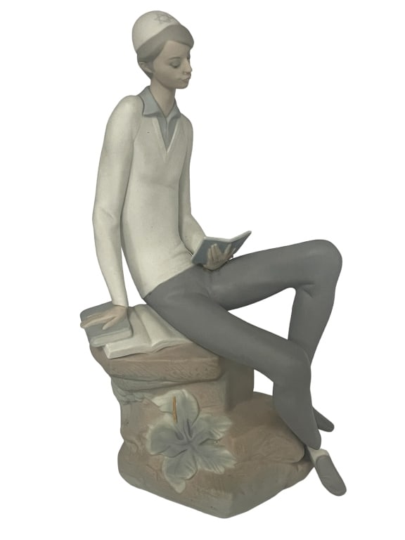 LLADRO HEBREW STUDENT PORCELAIN FIGURINE (1 of 3)