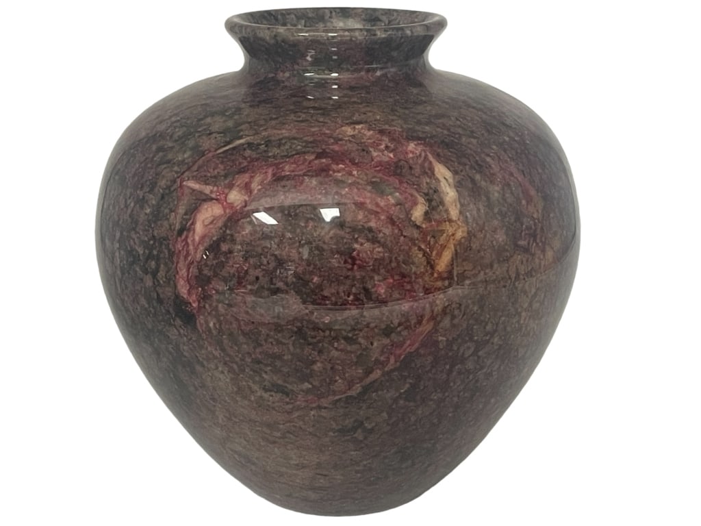 VINTAGE NATURAL JADE VASE: VINTAGE NATURAL JADE VASE -FROM TAIWAN THE REPUBLIC OF CHINA
