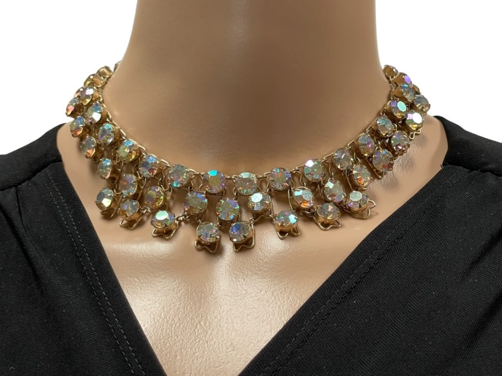 VINTAGE SWAROVSKI STYLE STATEMENT NECKLACE 16": VINTAGE SWAROVSKI STYLE STATEMENT NECKLACE-16" TOTAL LENGTH-VERY GOD PRE OWNED CONDITION-DP31324 This item can qualify for in-house shipping. Please contact us if you would like to use this servi